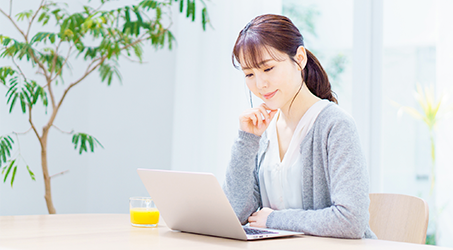学習する女性