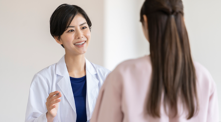接客する女性