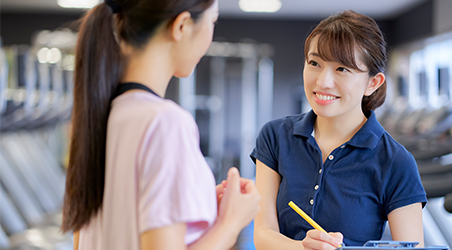 接客する女性